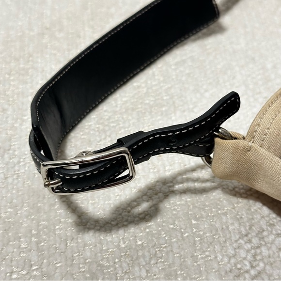 Coach Clip Lock Beige Canvas & Black Leather Trimmed Handbag
L0K-7774 - Picture 6 of 9